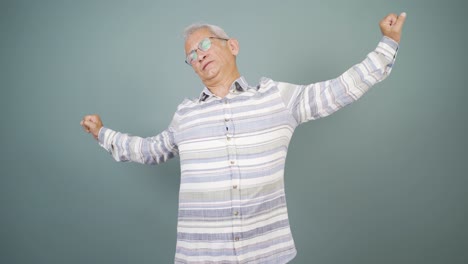 el hombre soñoliento bostezó.
