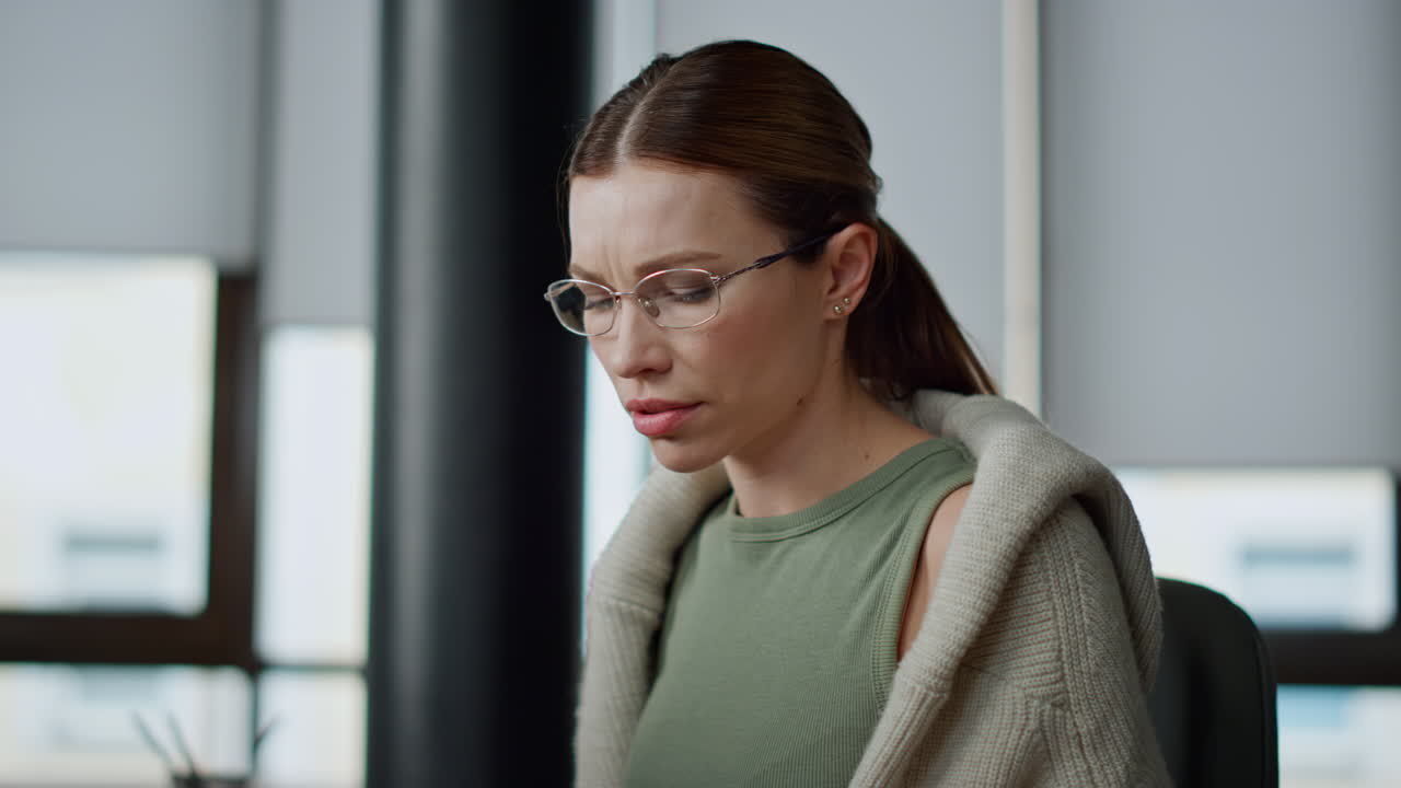 gerente nervioso pensando en la solución del problema primer plano. mujer frustrada mira la pantalla