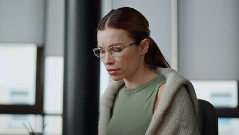 Nervous-manager-thinking-problem-solution-closeup.-Frustrated-woman-look-screen