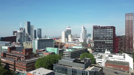 Drohnenflug-Aus-Der-Luft-über-Die-Dächer-Der-Oxford-Road-Und-Des-Mancunian-Way-Im-Stadtzentrum-Von-Manchester-Mit-Blick-Auf-Die-Skyline-Des-Elizabeth-Square