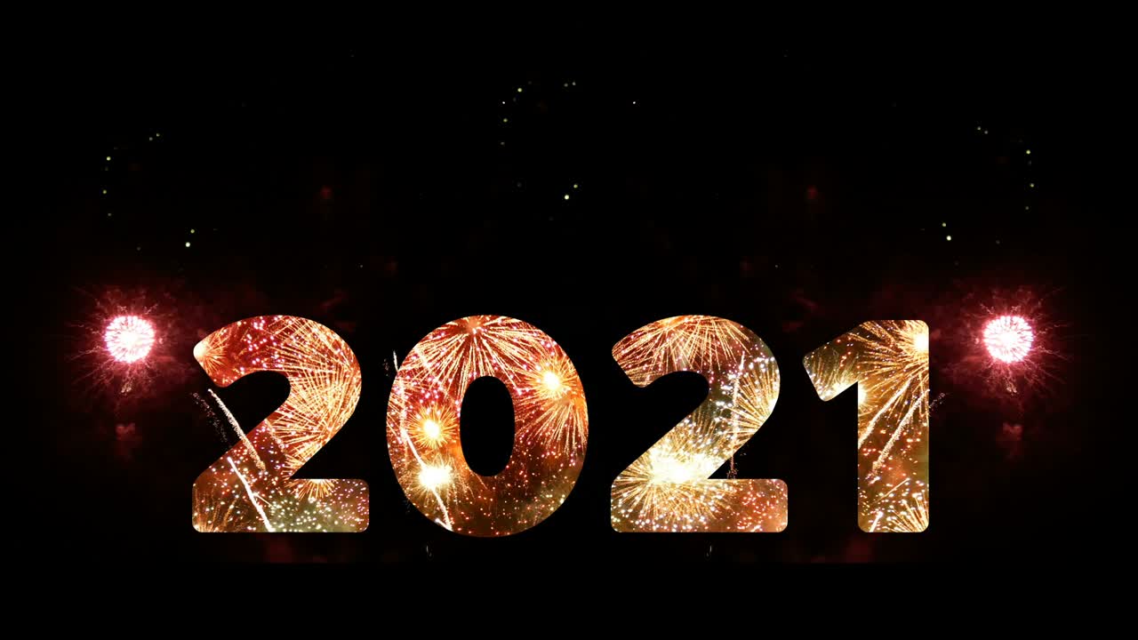4k. bucle sin problemas de fuegos artificiales del año 2021 saludando durante la celebración de la cuenta atrás de la víspera del año nuevo, verdadero colorido y festival de fuelos artificiales en forma de corazón en el espectáculo del cielo por la noche