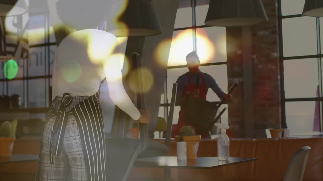 의자를 들고 있는 얼굴 마스크를 입은 다양한 웨이터에 대한 빛의 스 애니메이션