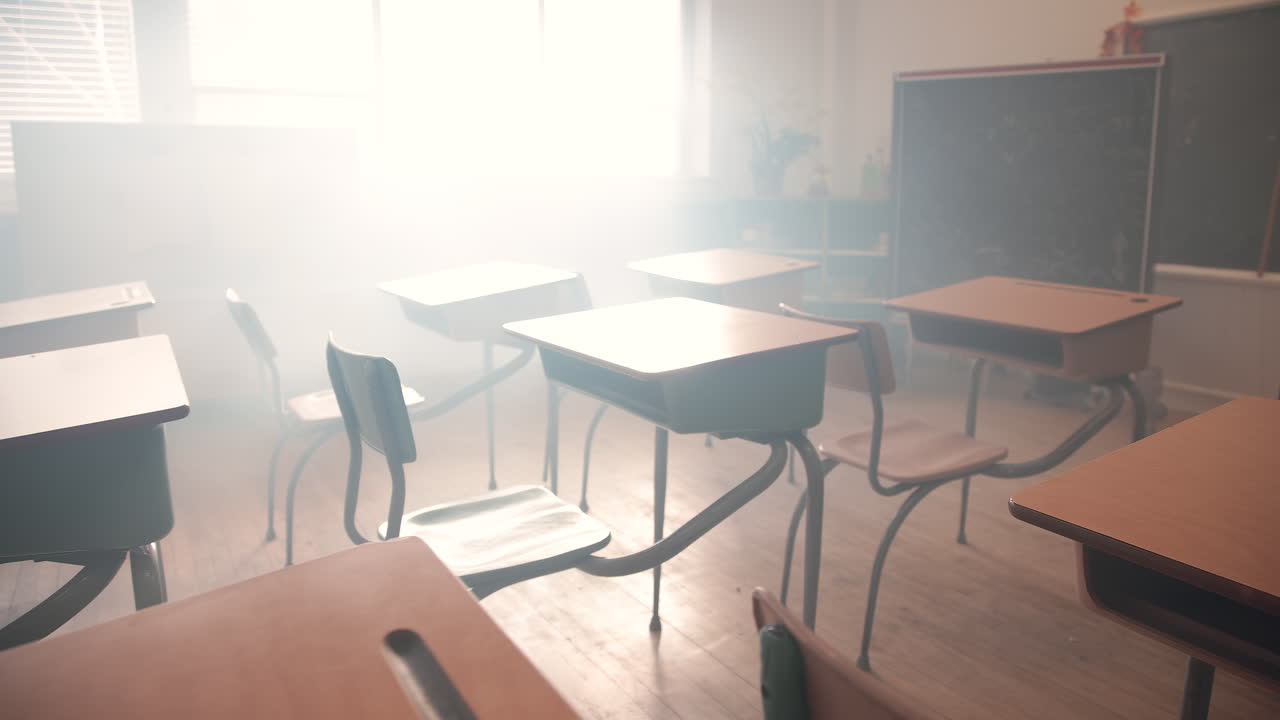Inquadratura d'ambiente iconica di un'aula con banchi e lavagna