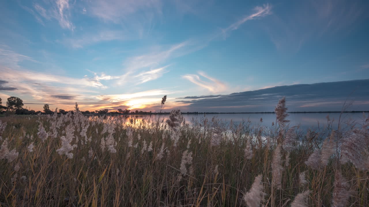 un lapso de tiempo de la puesta de sol sobre el lago boga, cerca de la colina del cisne en victoria, australia