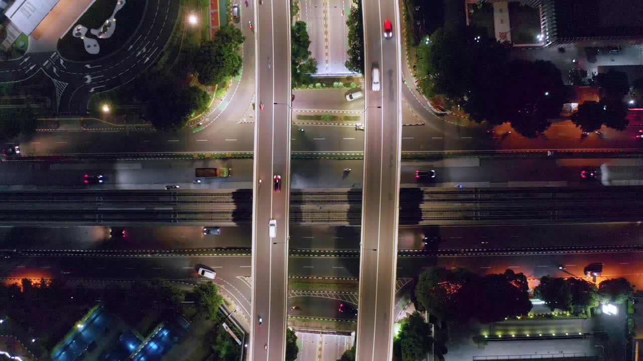 인도네시아 자카르타 주 쿠닌간 시의 밤의 도시 고속도로의  풍경