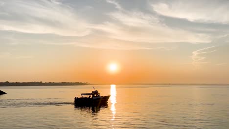 Navegando-Hacia-La-Tranquilidad:-Velero-A-La-Deriva-En-Olas-Tranquilas-Al-Atardecer,-Howth,-Irlanda