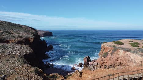 Drohne-Zwischen-Einigen-Klippen-Am-Borderia-Strand-Im-Süden-Portugals,-Schöne-Wellen-Und-Sonniges-Wetter