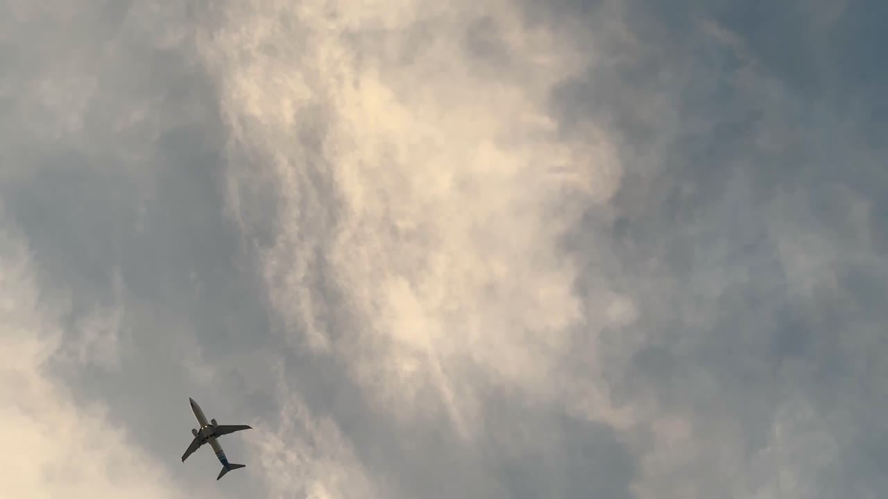 avión pasa a través de la nube