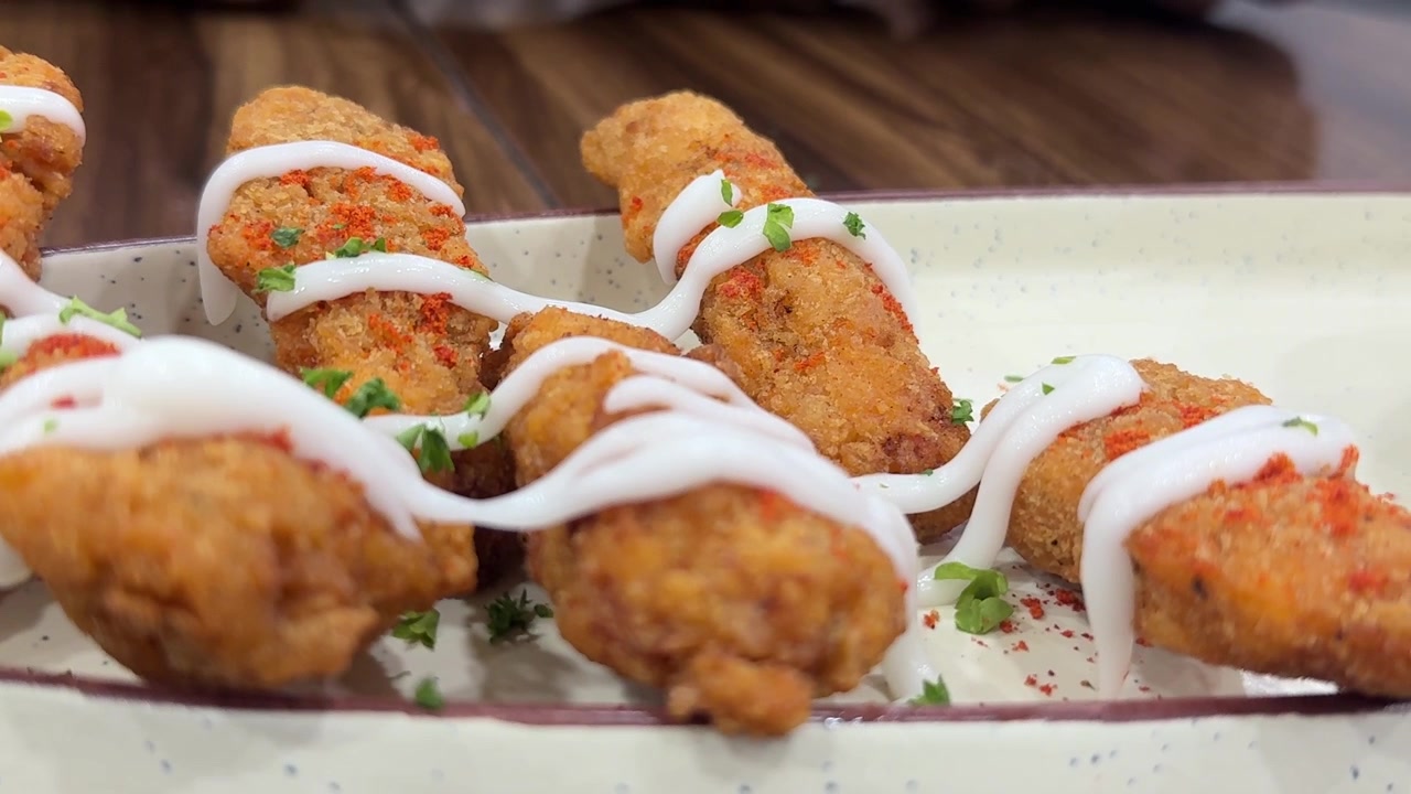 Cibo da ristorante con Pizza, Burger, Biryani, Mojito, Frullati, Omelette, Street Food. Un'esperienza culinaria autentica e un delizioso fast food.