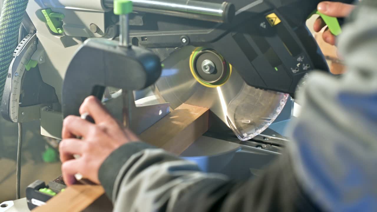 원형 도자기 를 사용 한 기계 에서 일 하는 사람 의 손 의 클로즈업