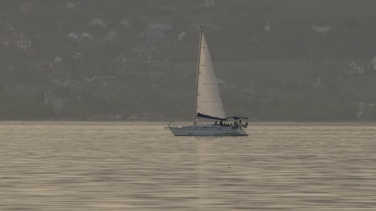 여행자와 함께 왼쪽으로 천천히 이동하는 개인 선박