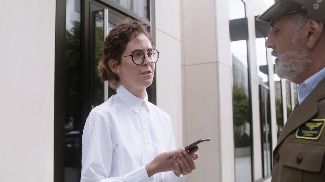 hombre y mujer teniendo una conversación