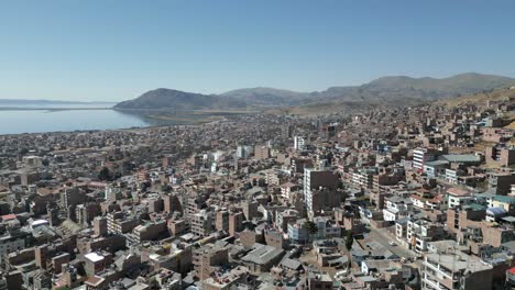 Una-Hermosa-Toma-Aérea-De-Puno,-Una-Pequeña-Ciudad-Al-Lado-Del-Lago-Titicaca-En-Per?