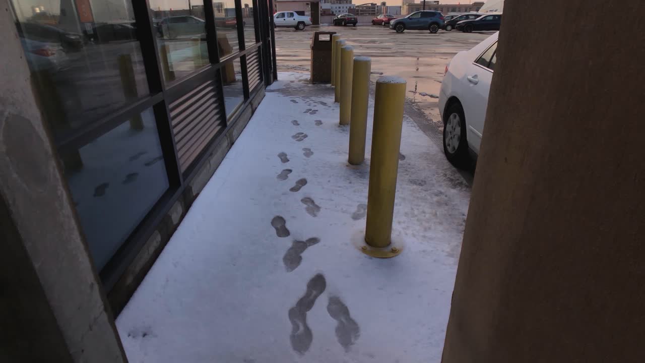 garaje de estacionamiento de la ciudad con huellas de tormenta de nieve en el techo