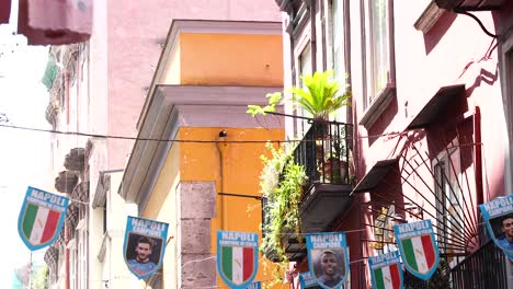 edificios coloridos con banderas y carteles