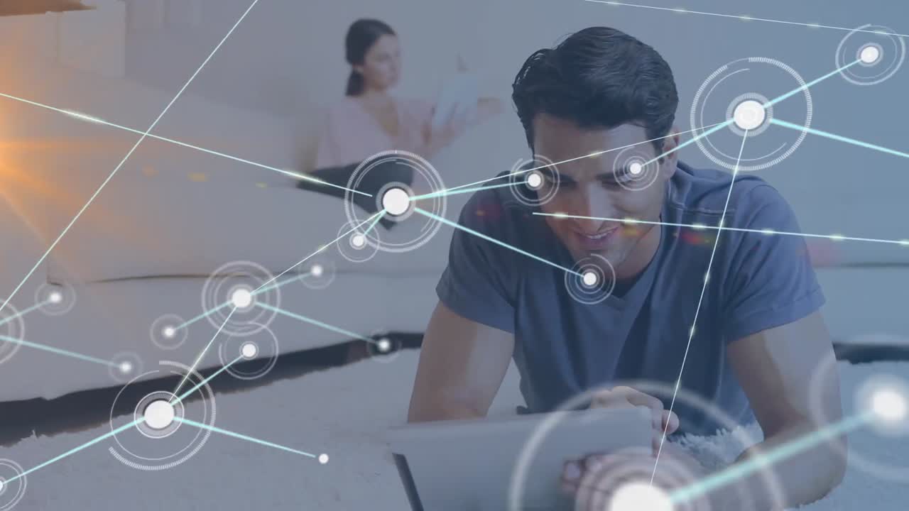 animación de la red de conexiones con iconos sobre parejas diversas usando tableta