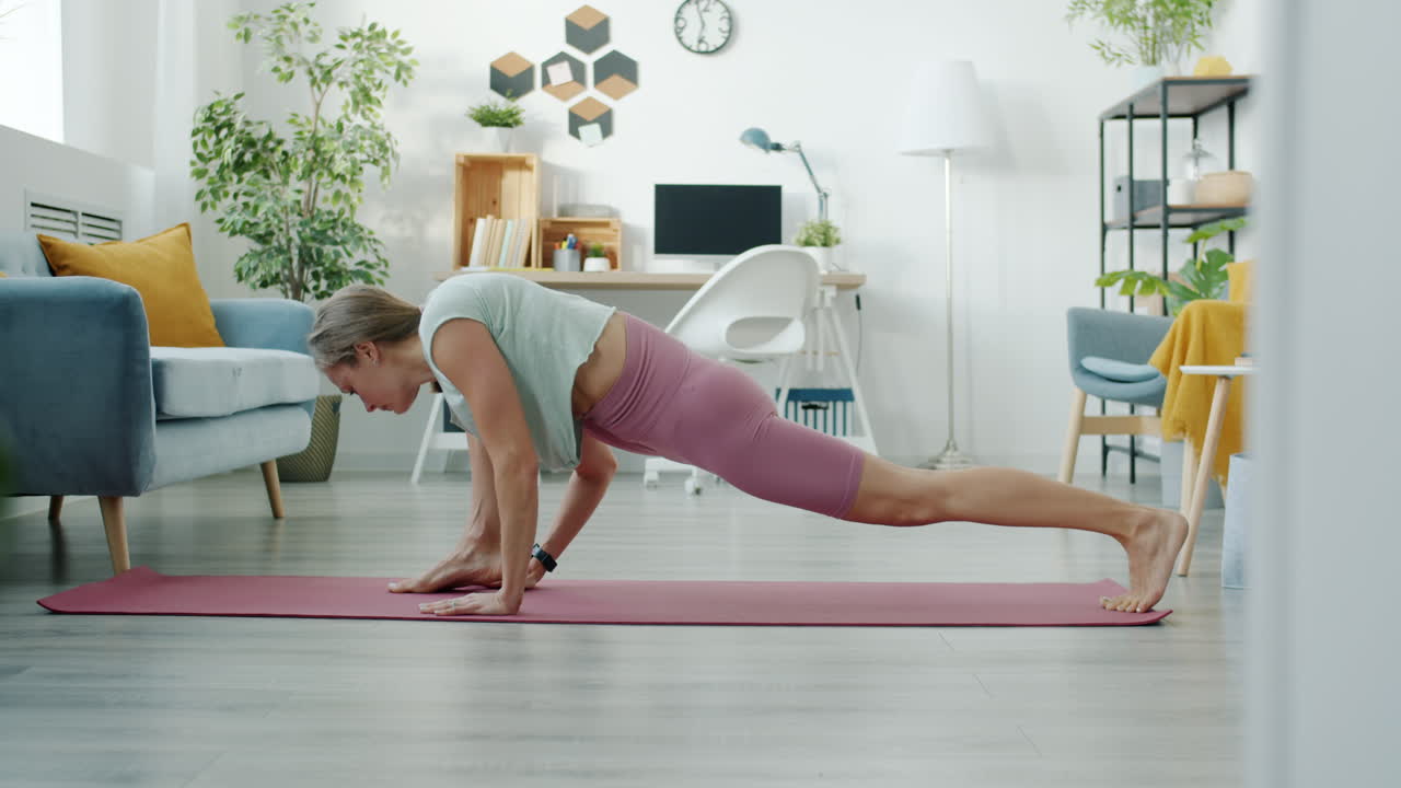 mujer haciendo yoga en casa