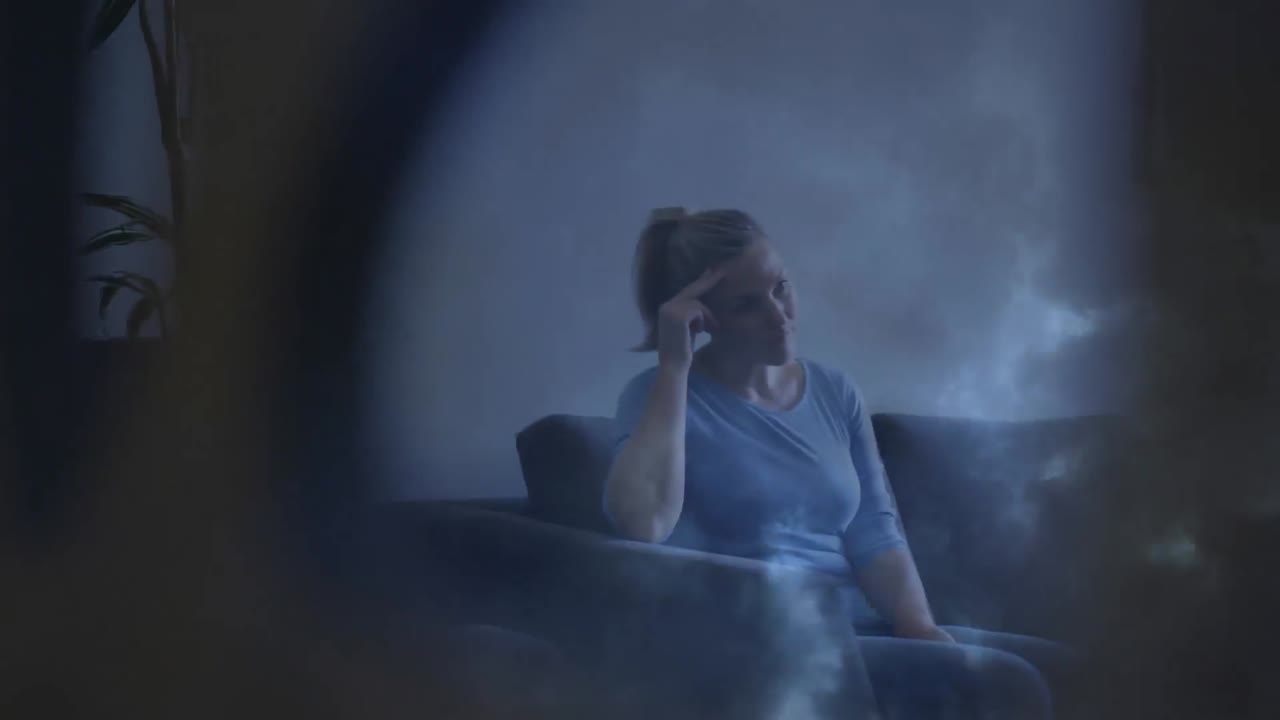 animación de una mujer caucásica sentada en el sofá en casa durante la tormenta