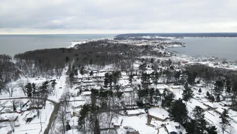 Schwenk-über-Beachwood-Park-Und-Nachbarschaft-Im-Winter