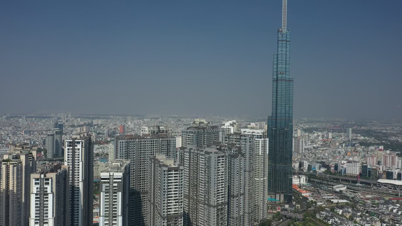 vista aérea del parque central, el río saigón y el horizonte de la ciudad de ho chi minh, vietnam en un día soleado