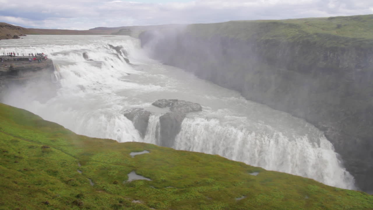 cascada de gullfoss de islandia que fluye a la luz del día