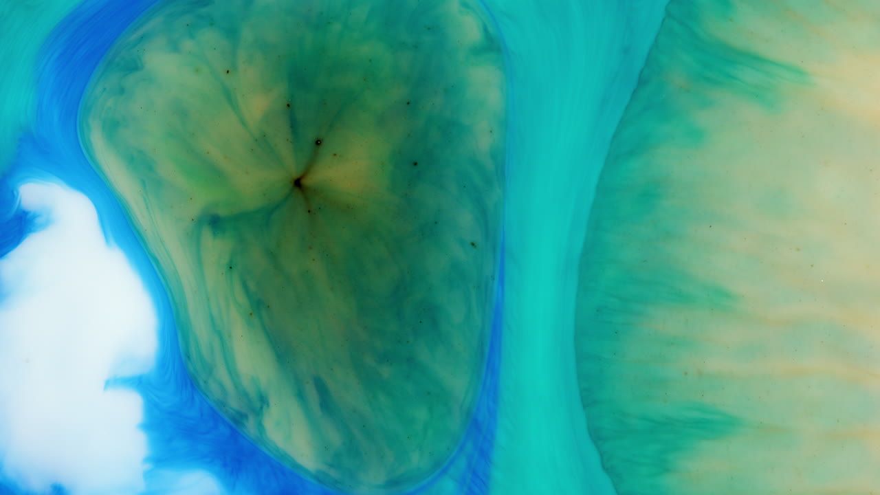 los colores negros de la pintura fluyen a través del blanco y el azul mezclándose en cámara lenta