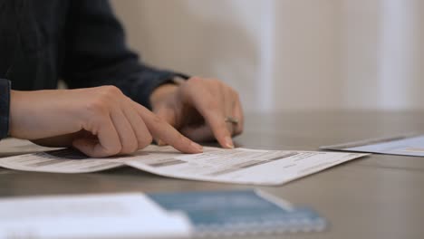 Mujer-Leyendo-Opciones-En-La-Boleta-Electoral-Mientras-Vota