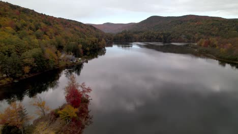 Color-De-Otoño-De-Vermont-Sobre-El-Lago-En-Otoño