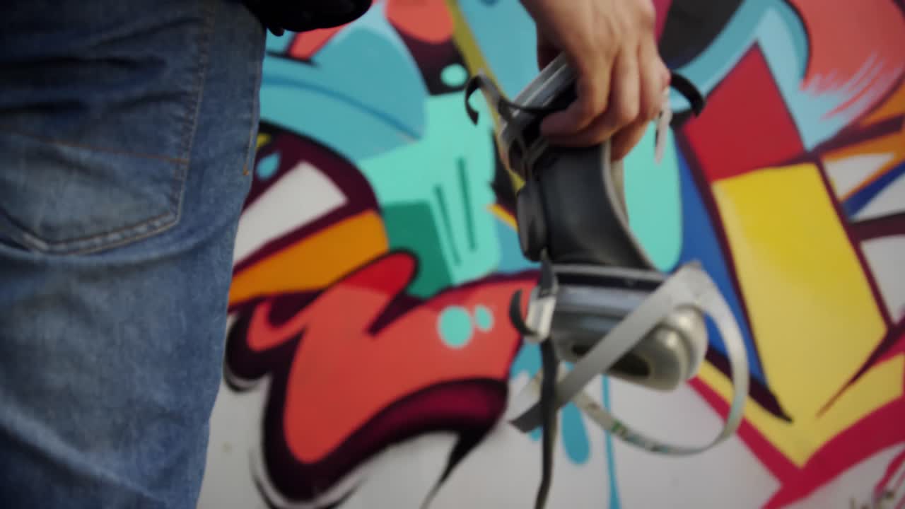 Graffitaro che tiene una maschera protettiva 4k