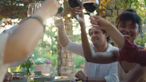 Amigos-Haciendo-Tostadas-Celebrando-Una-Cena-Bebiendo-Vino-Comiendo-Comida-Mediterránea-Sentados-En-La-Mesa-Disfrutando-De-Un-Hermoso-Día-De-Verano-Al-Aire-Libre-Imágenes-De-4k