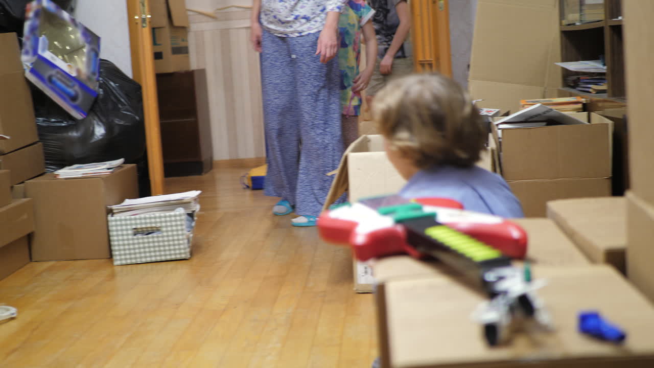 niños escolarizados en casa jugando en casa