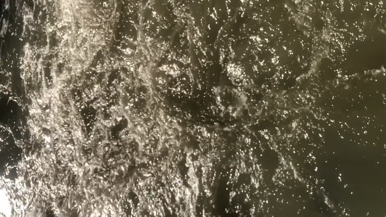 슬로우 모션으로 흐르는 빠른 강물의 수직 클로즈업 보기