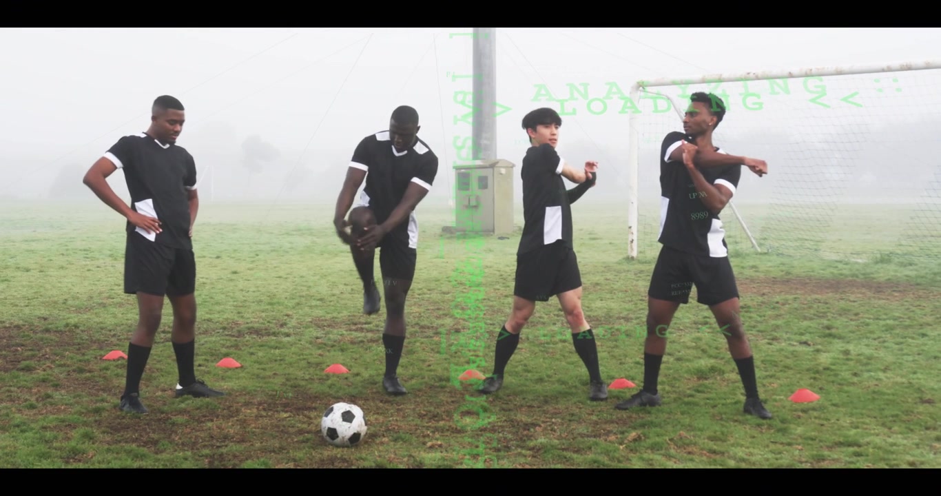 Empat pemain sepak bola pemanasan dengan mulai melangkah, mengangkat kaki, menyentuh bola, dengan panah menunjukkan jarak.