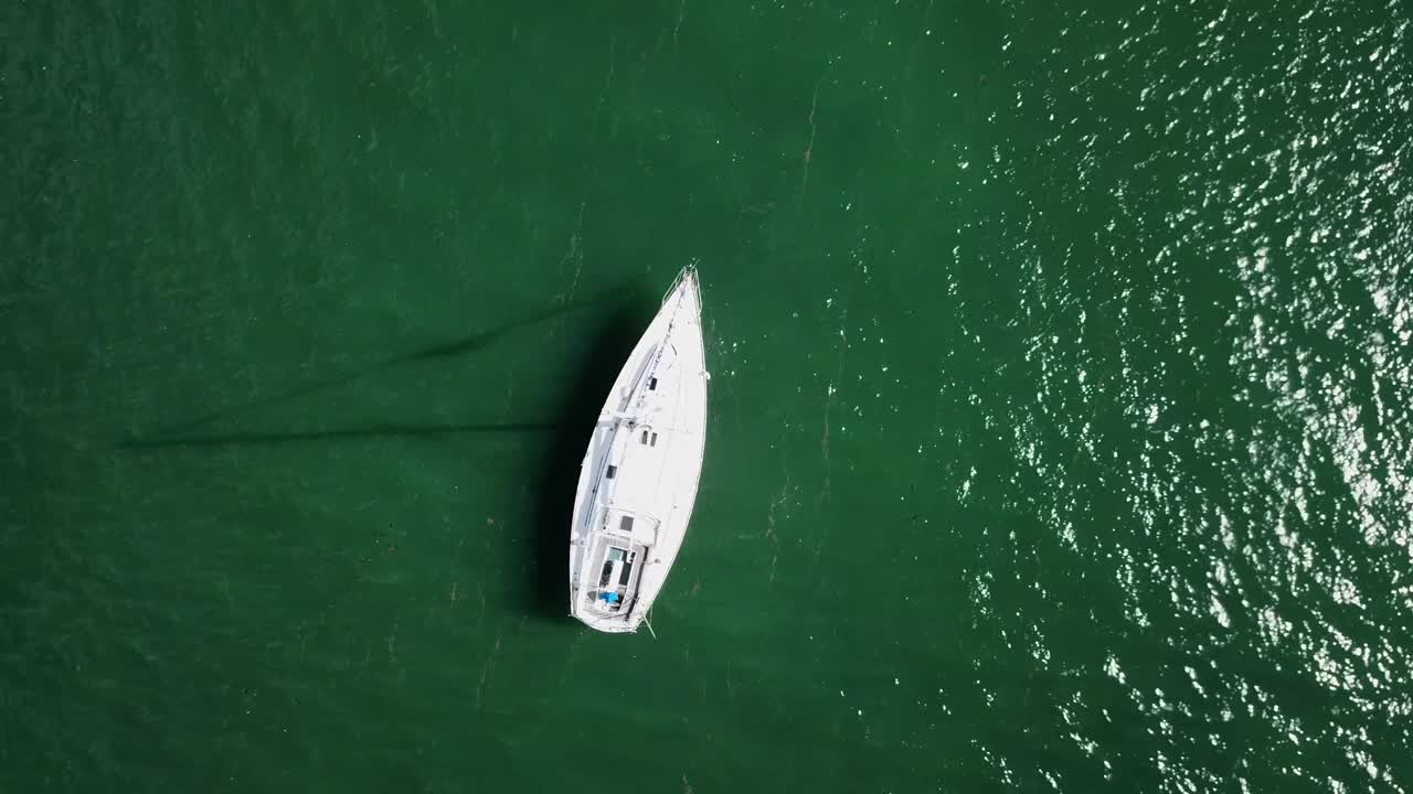 Volo sopra barche a vela e imbarcazioni a Fajardo, Porto Rico, che svela magnifiche acque color smeraldo.