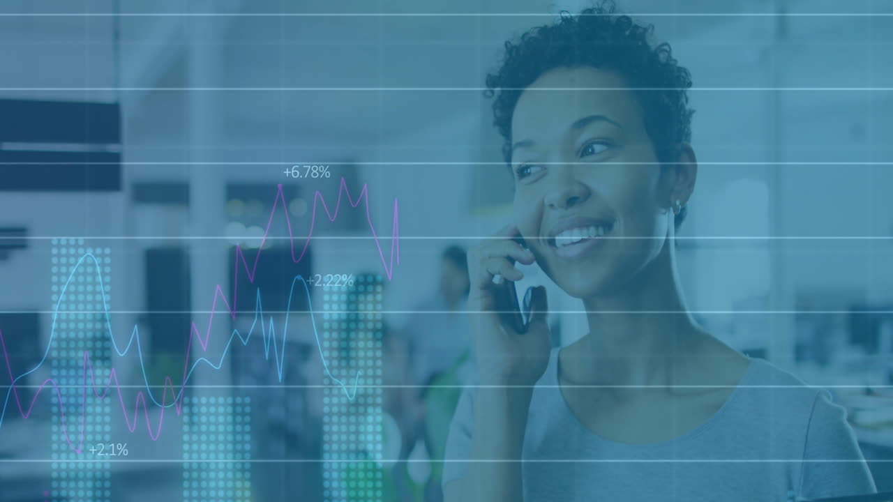 animazione dell'elaborazione dei dati e diagrammi su donna biraciale che parla sullo smartphone