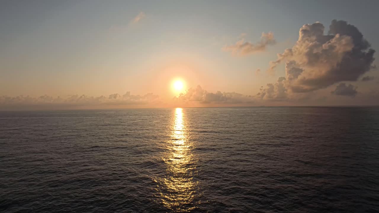 바다 위로 아름다운 일출