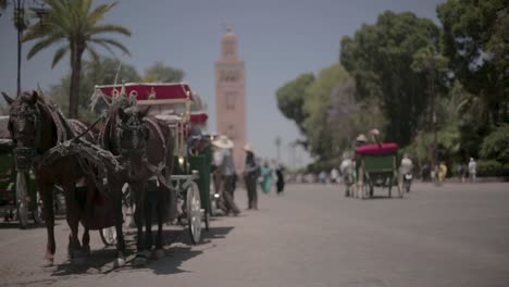 Un-Carruaje-En-Marrakech-Con-La-Mezquita-De-Al-Koutoubia.