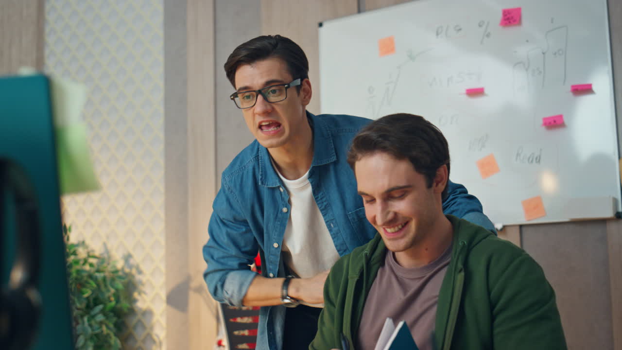 creadores inspirados llamadas de video de escritorio de primer plano. diseñador gestando emocionalmente