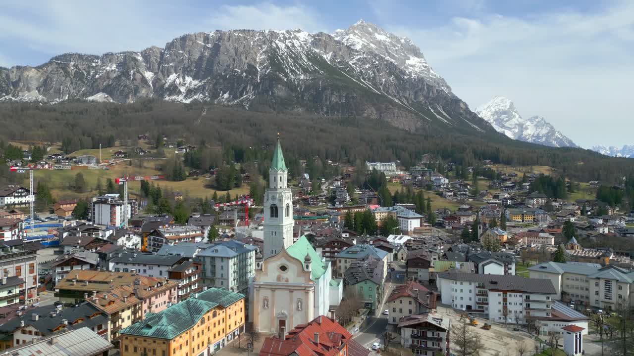 альпийская деревня с заснеженным горным фоном