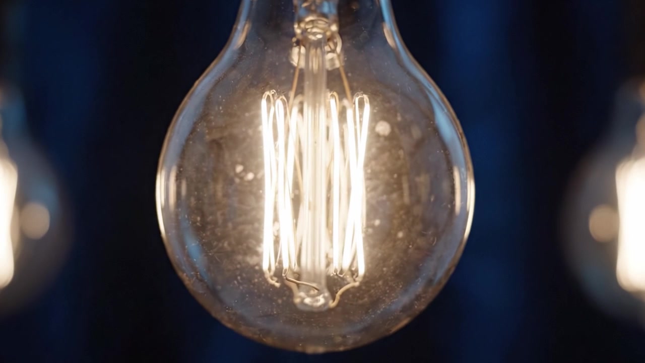 Una cautivadora exhibición de bombillas vintage iluminando una atmósfera oscura, con filamentos únicos y una mezcla de estilo moderno con diseño clásico.