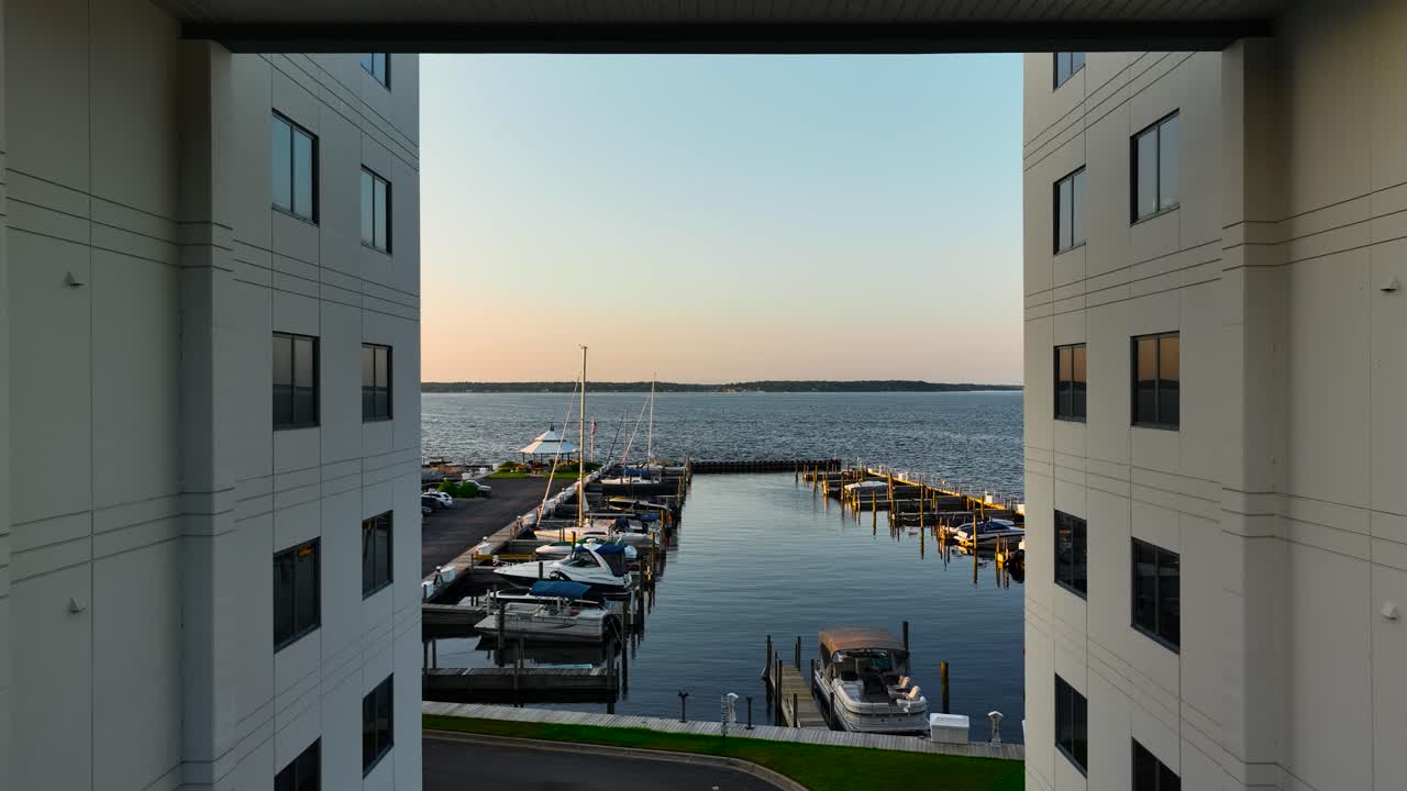 아파트 사이 에서 볼 수 있는 무스케곤 호수