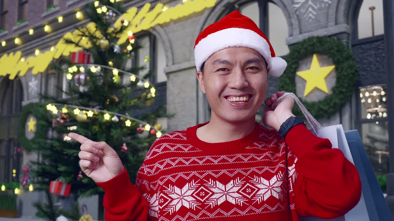 hombre feliz haciendo compras durante la temporada navideña