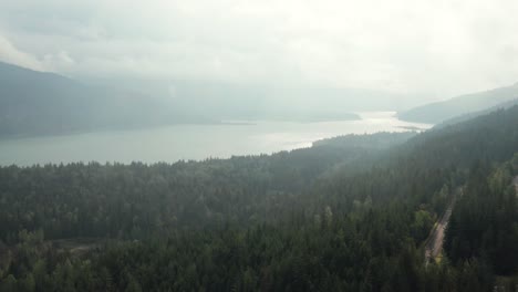 Establecimiento-De-Una-Toma-Del-Lago-De-La-Flecha-Superior-Con-Poca-Visibilidad-Debido-A-La-Niebla