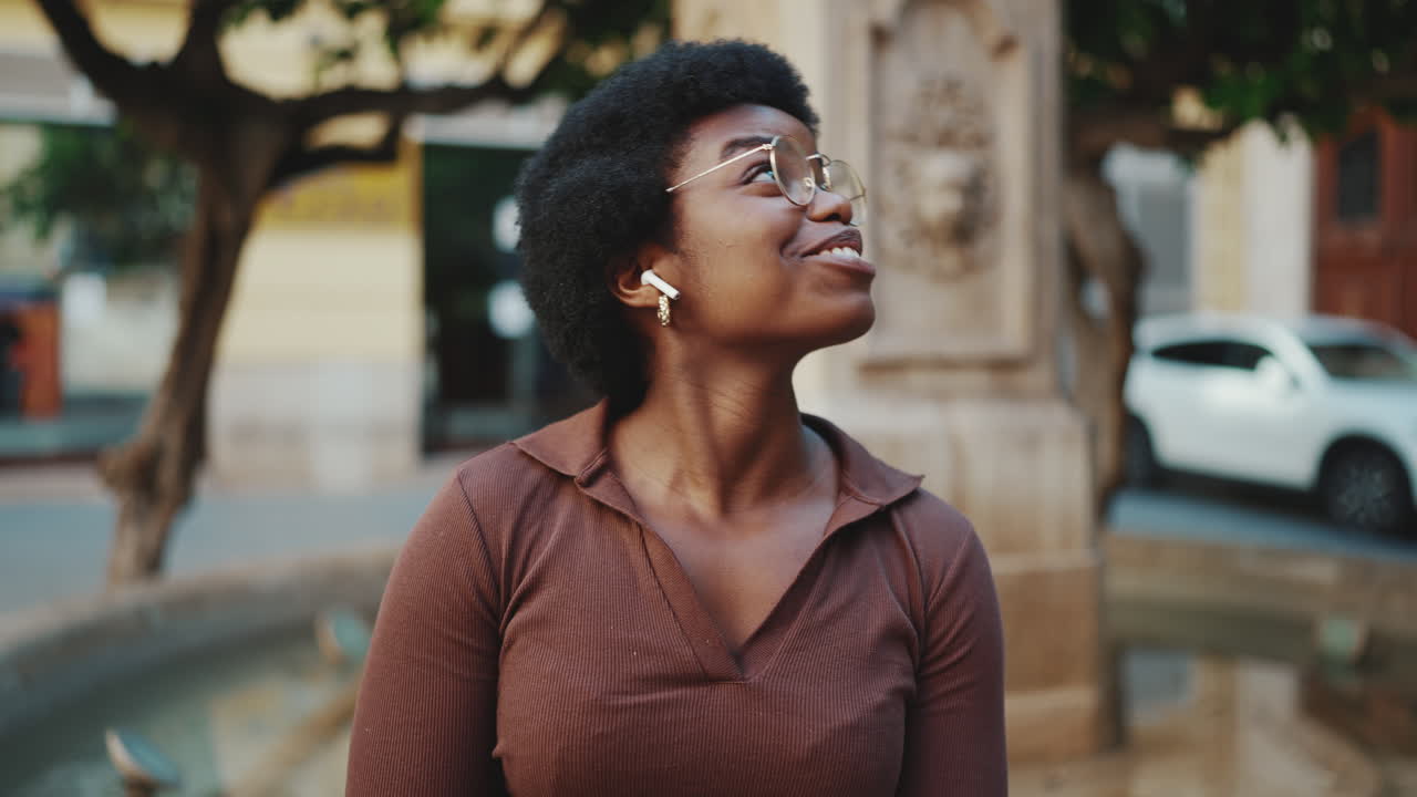 bella ragazza di buon umore che ascolta musica e balla all'aperto