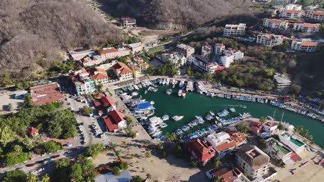 Perspectiva-Elevada-De-La-Bahía-De-Santa-Cruz,-Huatulco,-Oaxaca,-México