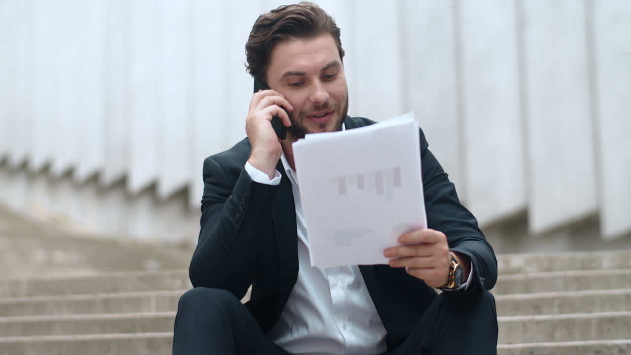 hombre mirando gráficos