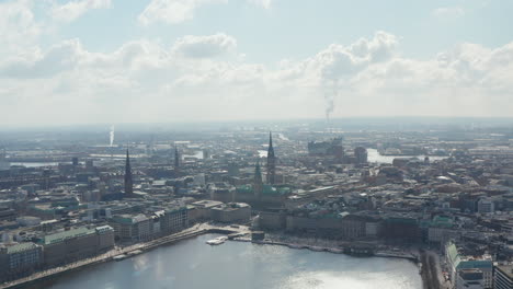 Vista-Aérea-Lenta-Del-Centro-De-La-Ciudad-De-Hamburgo-Con-Famosos-Destinos-Turísticos-Y-Lugares-De-Interés-Junto-Al-Lago-Binnenalster