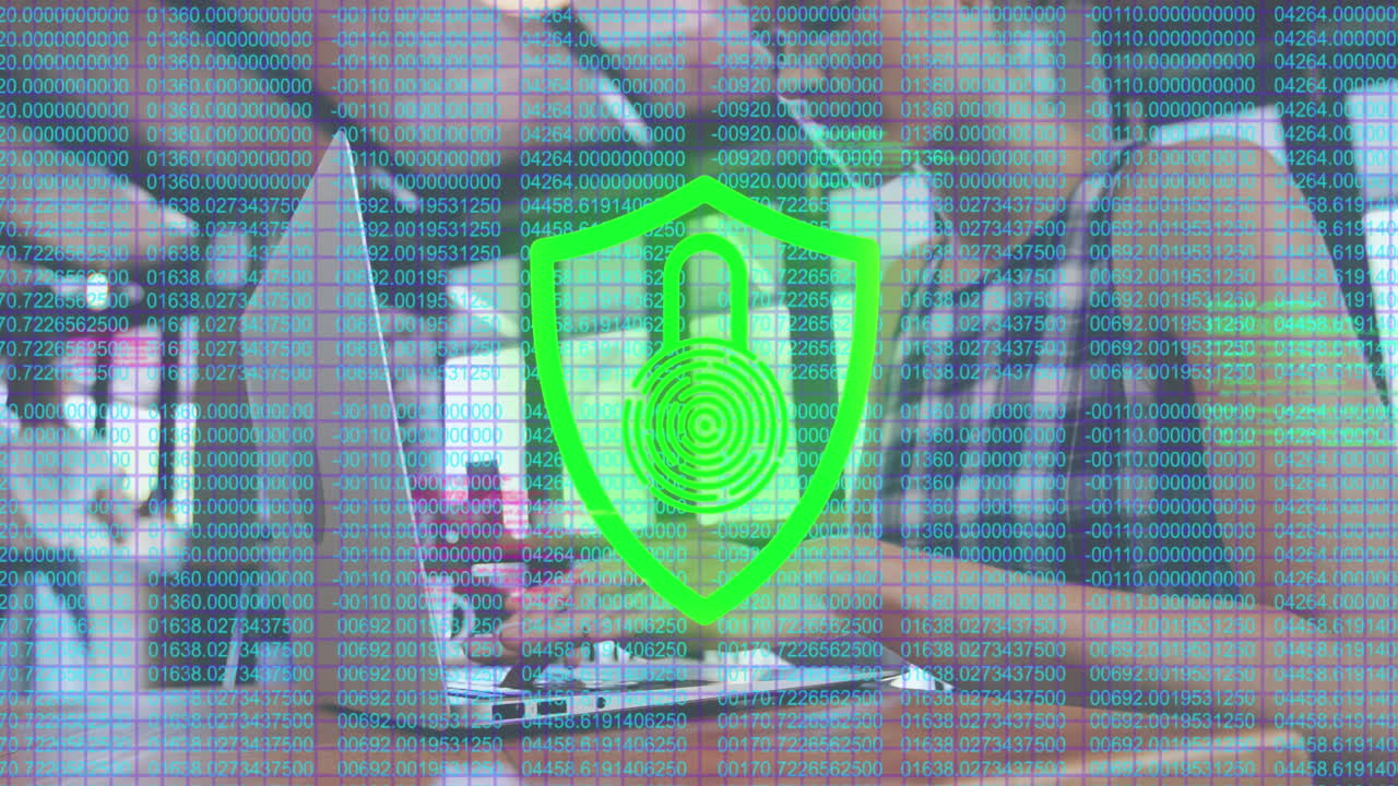 animación de un candado en el escudo, números, vista de ángulo bajo de una mujer biracial trabajando en una computadora portátil en cafés