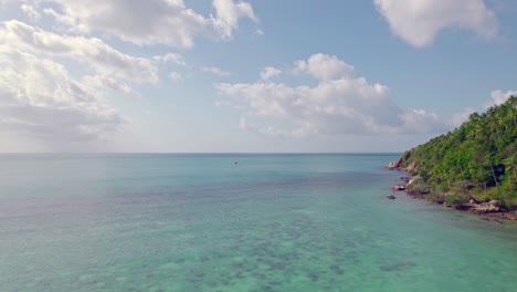 4K-Luftdrohnenaufnahmen-Aus-Der-Rückwärtsbahn-Vom-Salad-Beach-Auf-Koh-Phangan-In-Thailand-Mit-Fischerbooten,-Blaugrünem-Wasser,-Korallen-Und-Grünen-Dschungeln