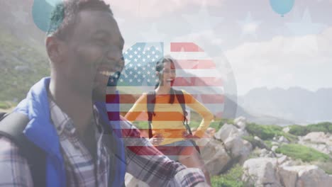 animación de la bandera estadounidense sobre una pareja diversa sonriente caminando en las montañas